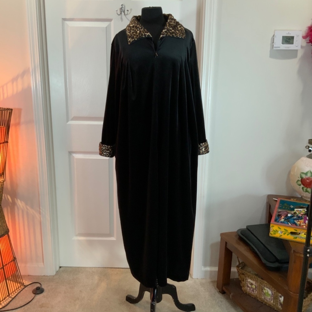 Vintage Black Velvet Leopard Print Details Long Robe Loungewear Size Large - Picture 11 of 11